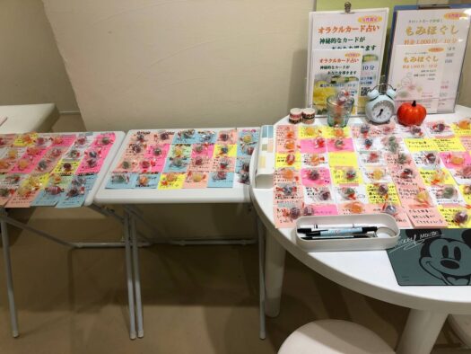 ハピネスダイアリー | 幸運近づく証 テーブルいっぱいに並ぶ メッセージカード フォーチュンヒーリング 鶴岡市