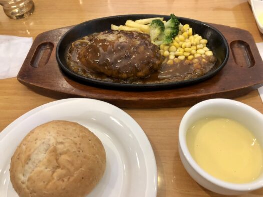 ハピネスダイアリー | ふっくらジューシーハンバーグで満たされる 安らぎの瞬間