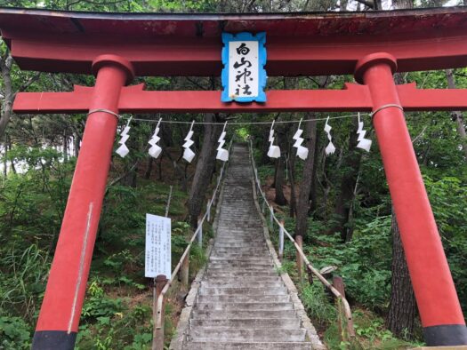 ハピネスダイアリー | 見上げるほどの急階段 息を切らしながら目指す 白山神社