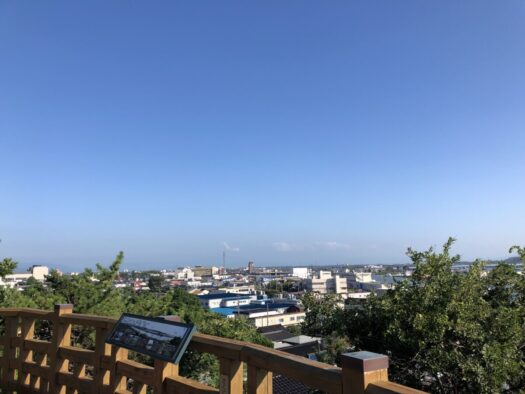 ハピネスダイアリー | 雲ひとつない青空の下 展望台から街並みを眺める 心ホッとするひととき