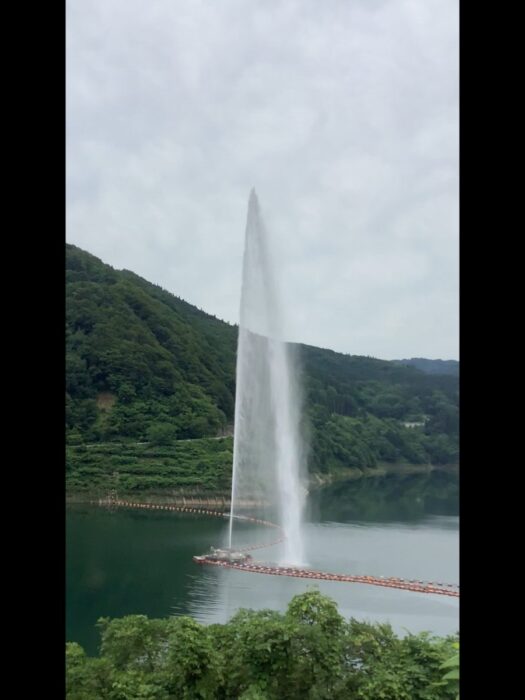 ミスト・ダイアリー | 噴水ショーがとても迫力があって綺麗 「月山湖」 鶴岡市