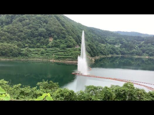 ミスト・ダイアリー | 噴水ショーがとても迫力があって綺麗 「月山湖」 鶴岡市