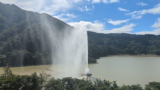 ミスト・ダイアリー | 涼癒される水のカーテン「月山湖」西川町