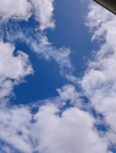 ブルーインパルス　飛行機雲　鶴岡市内にて